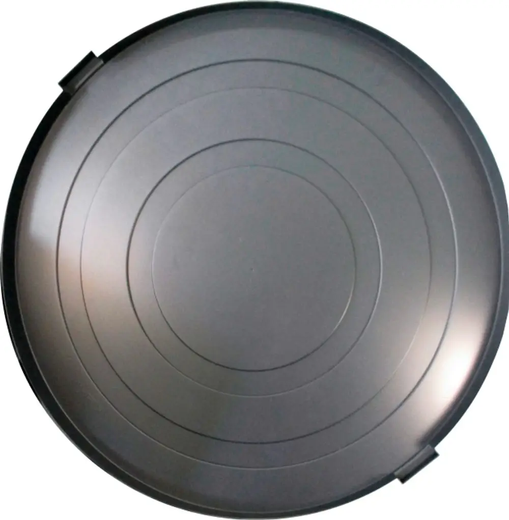 Runder grauer Deckel mit kreisförmigen Vertiefungen, geeignet für verschiedene Anwendungen. Produkt von Wolf, bietet Schutz und Abdeckung.